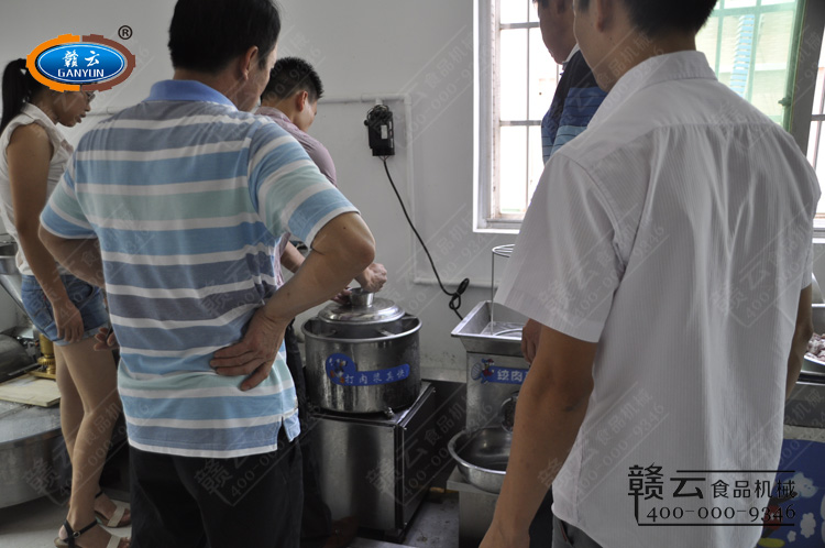 工作人員演示設備的操作過程-高速肉丸打漿機制肉漿