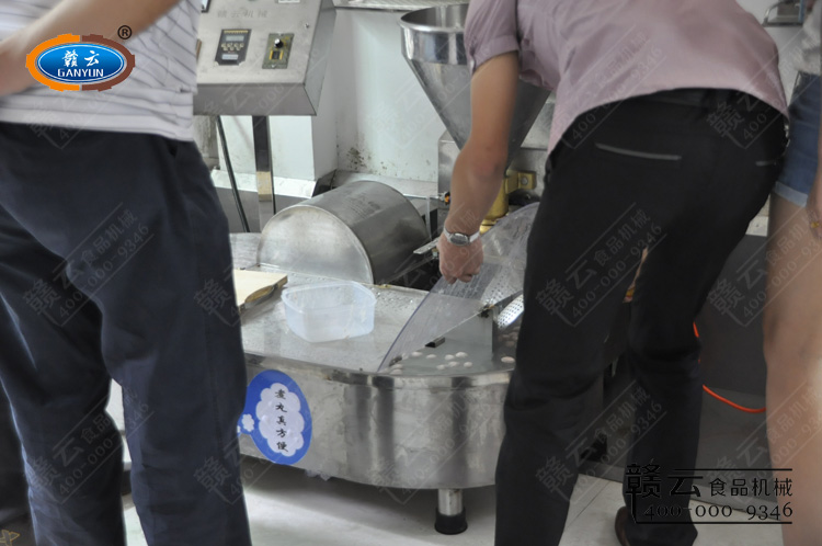 工作人員演示設備的操作過程-肉丸成型和定型