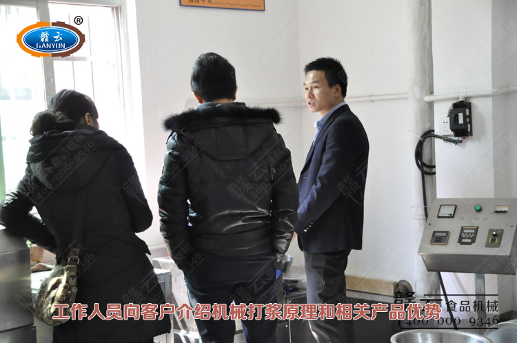 工作人員向客戶介紹產品相關原理和操作步驟